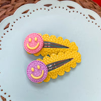 Cute emoji scalloped peek a boo snap clips with fun happy face embellishments!