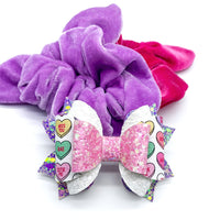 Adorable conversation candy heart bows, perfect for Valentine's Day!