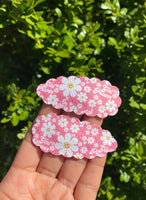 Fun bright sun or daisy print scalloped snap clips!