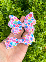 Bright and colourful leopard print bows!