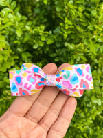 Bright and colourful leopard print bows!