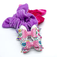 Adorable conversation candy heart bows, perfect for Valentine's Day!